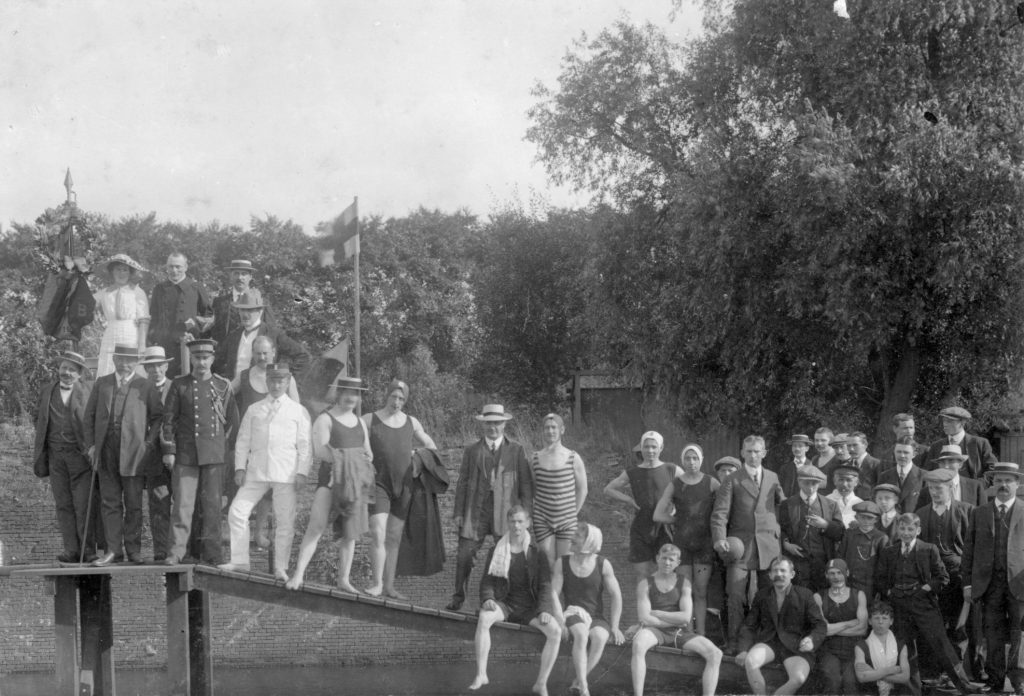 Zwemmers van de Bossche Reddings Brigade, ca 1913.