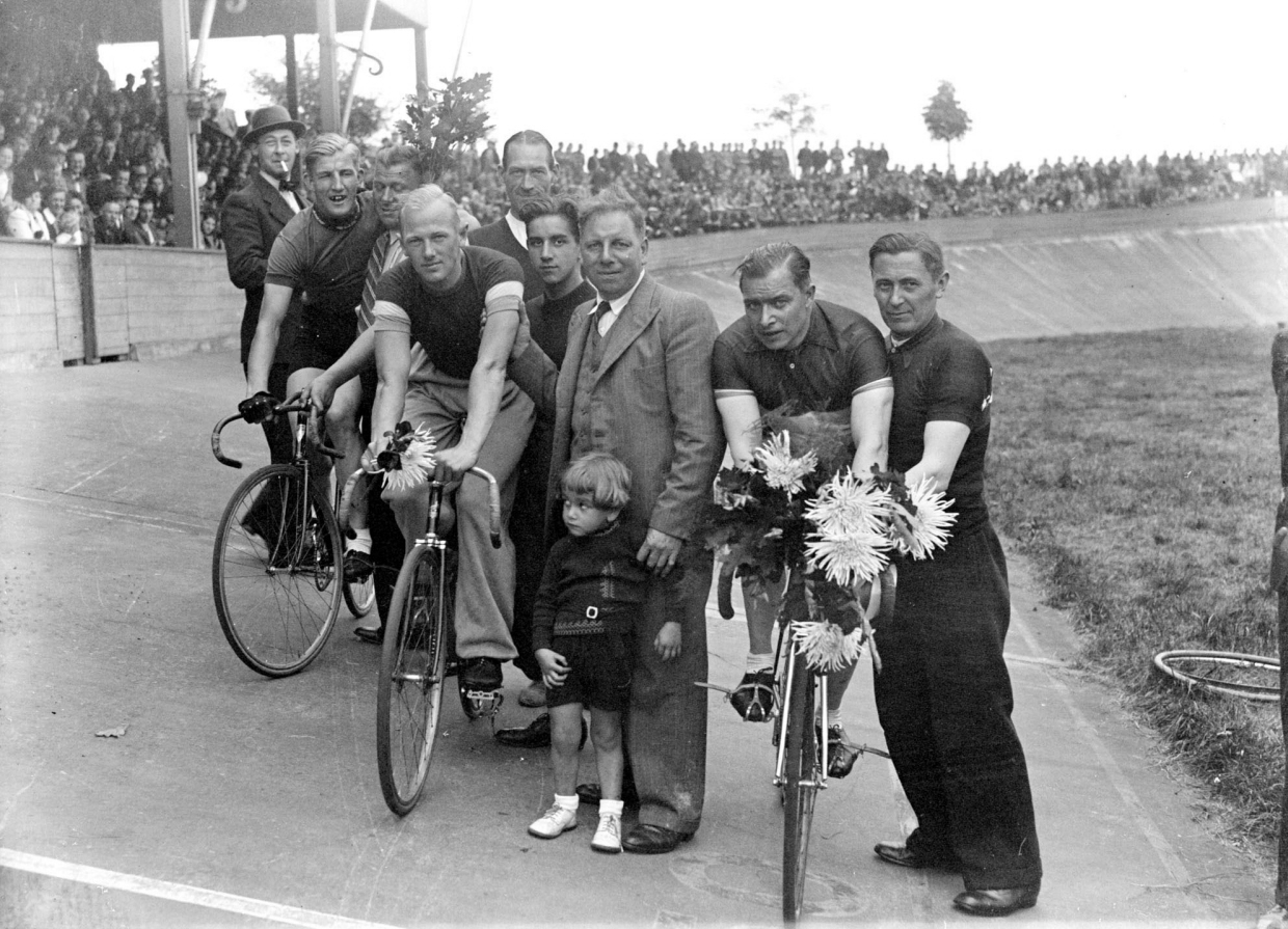 Jan Pijnenburg neemt afscheid op wielerbaan van 's-Hertogenbosch met links Gerrit Schulte, 8 september 1940